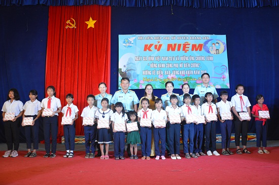 Lãnh đạo Sư đoàn 377 và Lãnh đạo Hội LHPn huyện tặng học bổng cho các em học sinh nghèo vượt khó.JPG (137 KB)